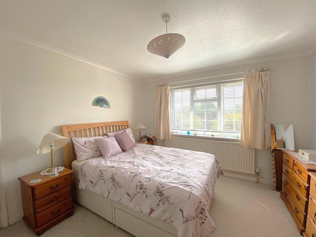 60 Links Drive - Bed4.jpg