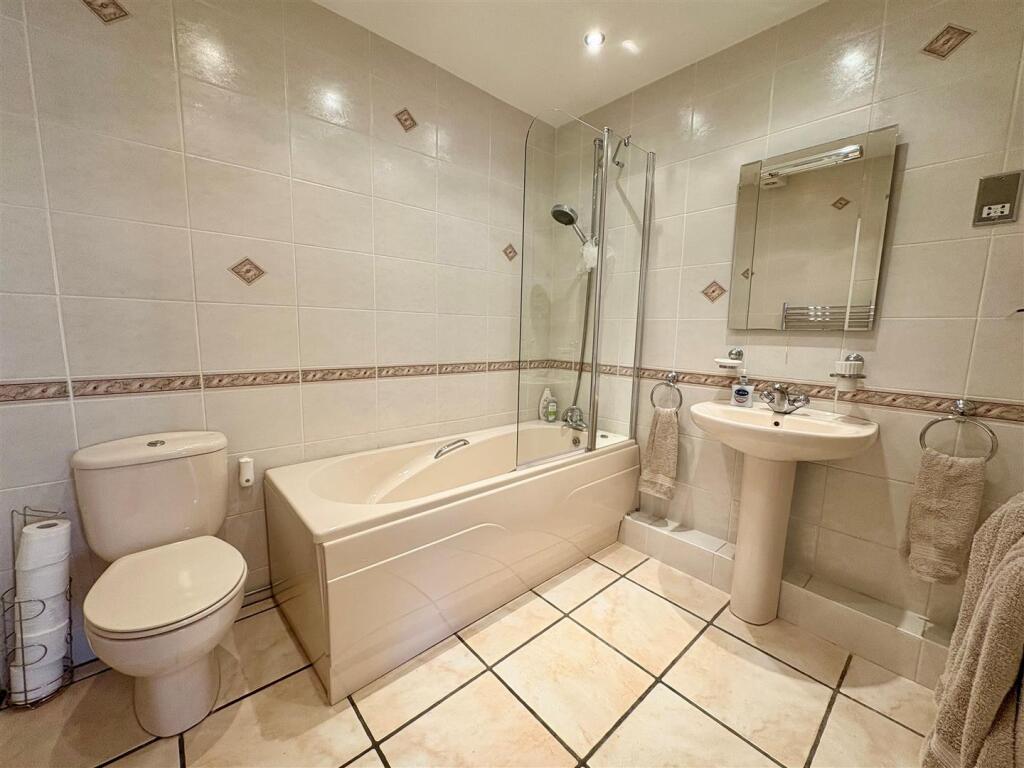 10. Bathroom.jpg