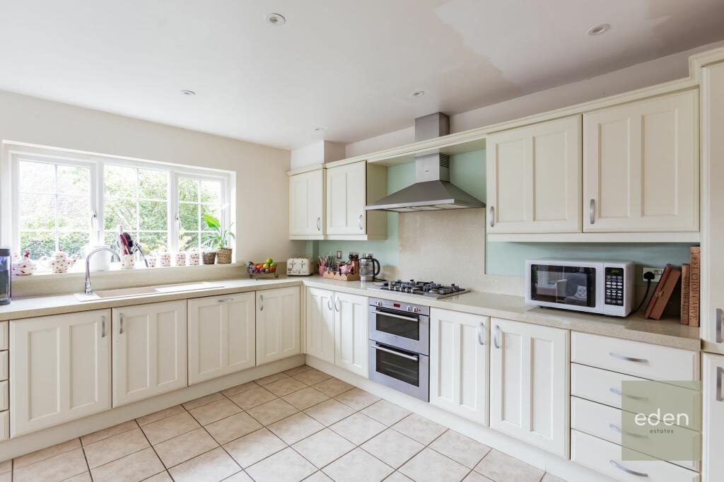 KITCHEN/BREAKFAST AREA