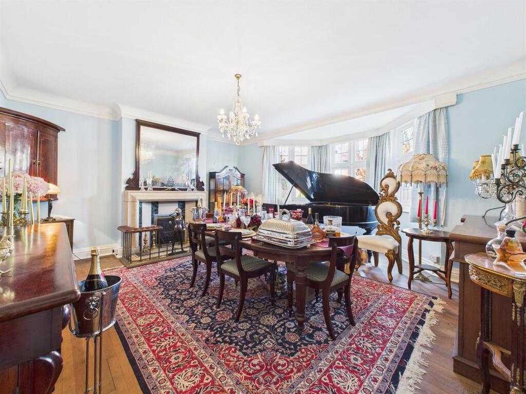 Dining room: