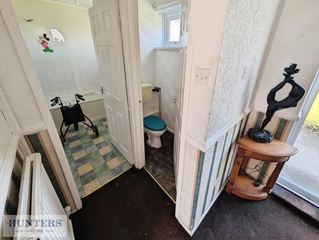 Bathroom Separate W/c