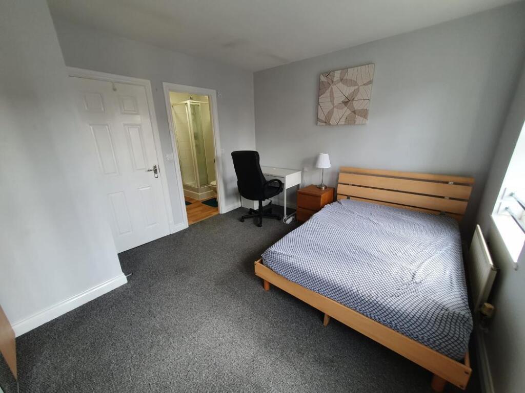 17 Ensuite Bedroom.jpg