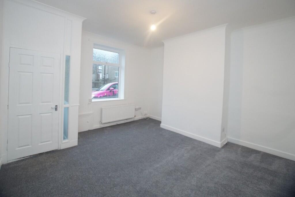 Huddersfield Road, Oldham, OL4 3NL **PRIVATE GARDEN**