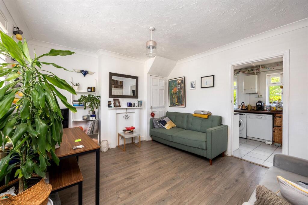 Stapley Road 44 LIVING TO KITCHEN.jpeg