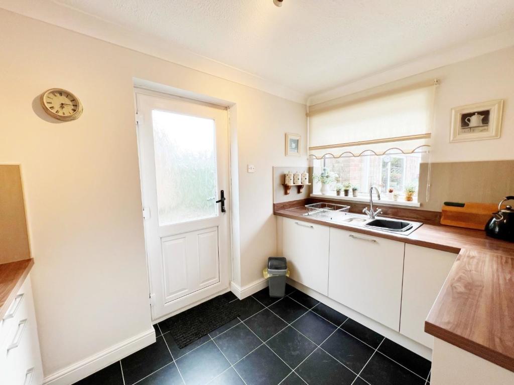 Kitchen pic 1.jpg