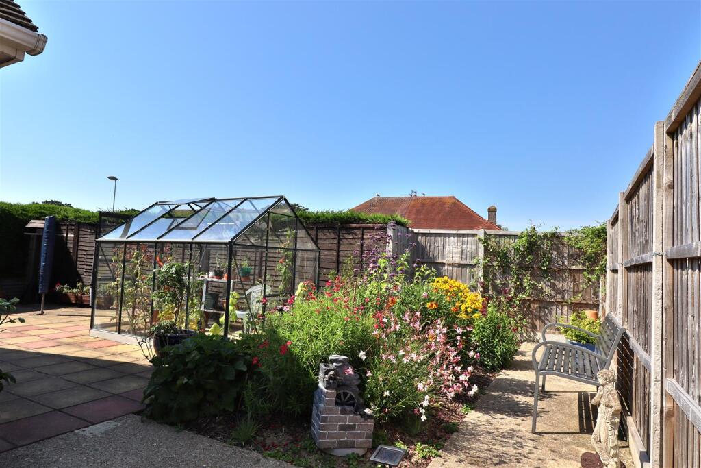 stopham close- garden .JPG
