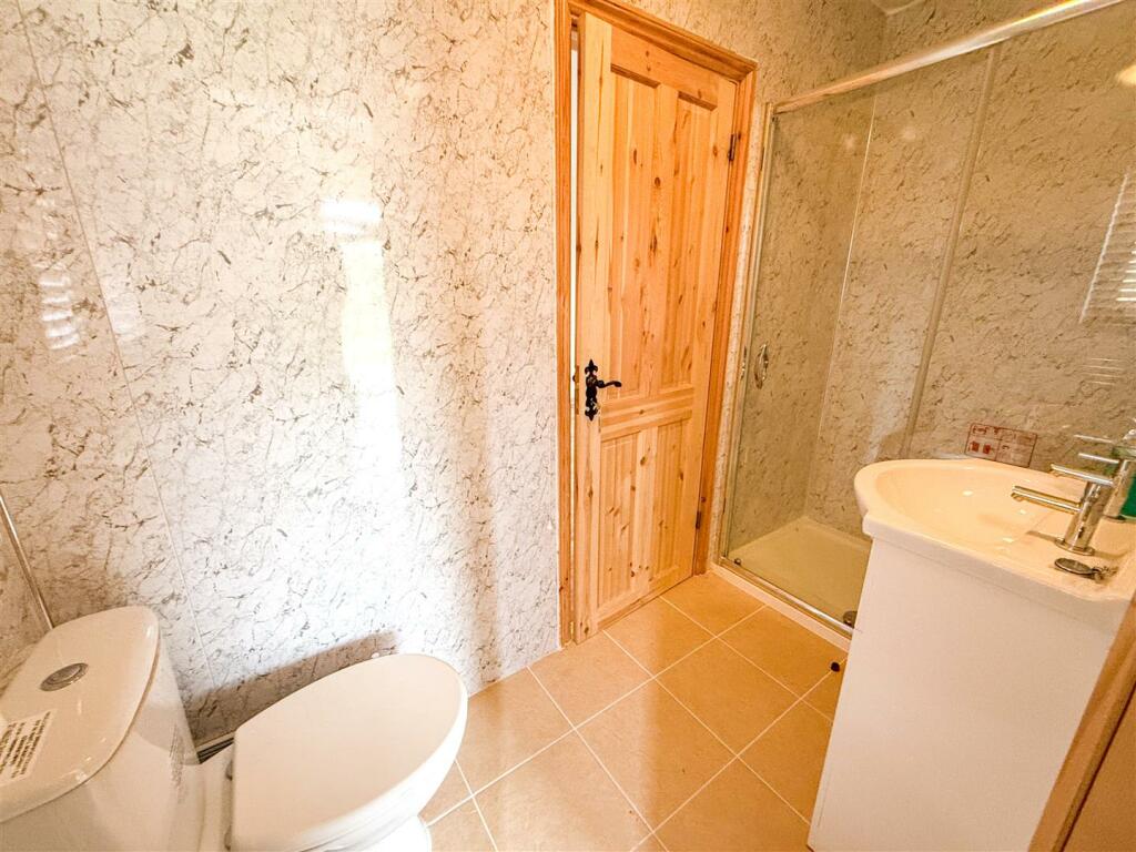 JACK AND JILL EN-SUITE SHOWER ROOM