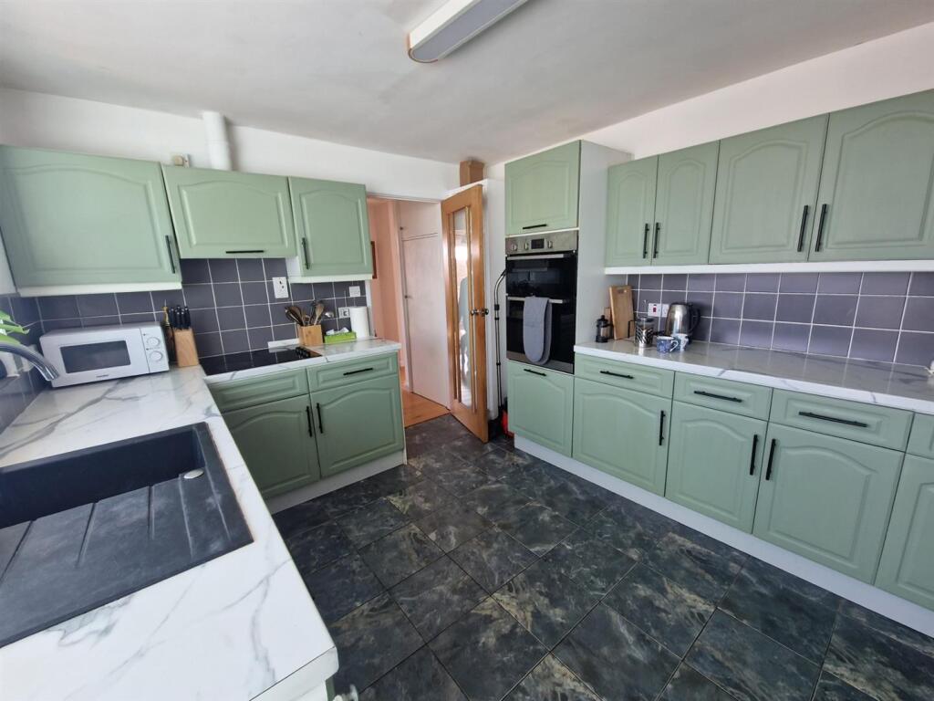 Kitchen 2.jpg