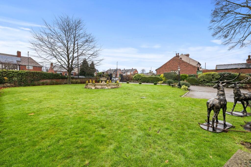 FRONT GARDEN 02.jpg
