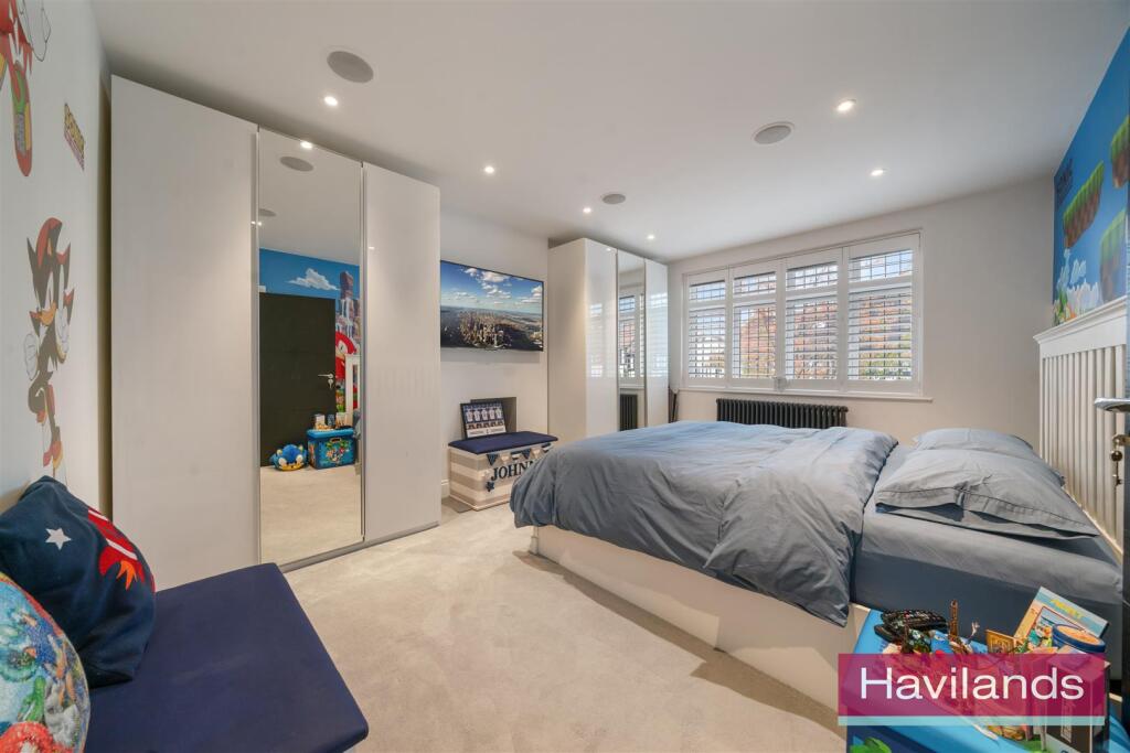 Broadfields Avenue-7.jpg