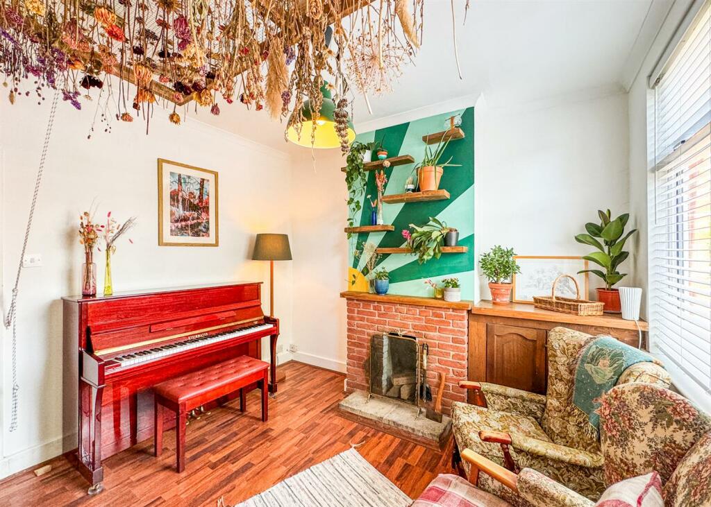 FRONT ROOM