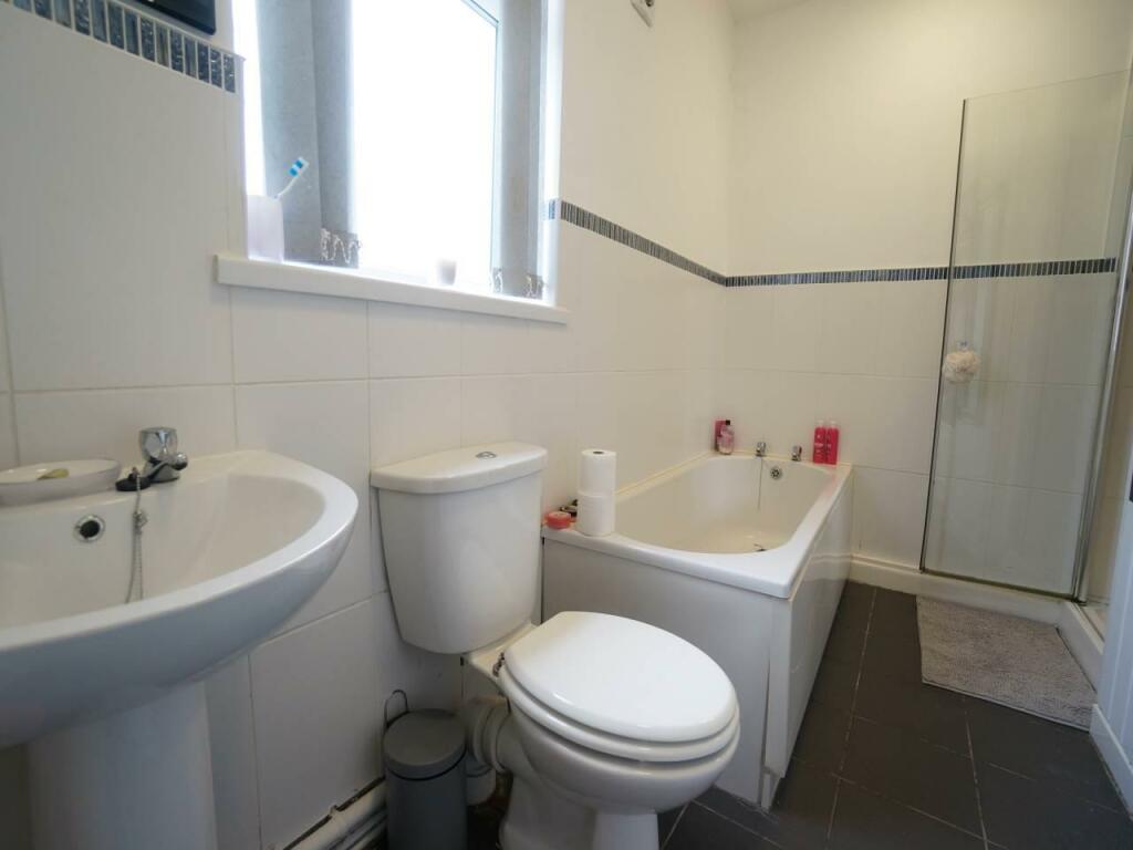 1GlynneRoad_Bathroom1.JPG