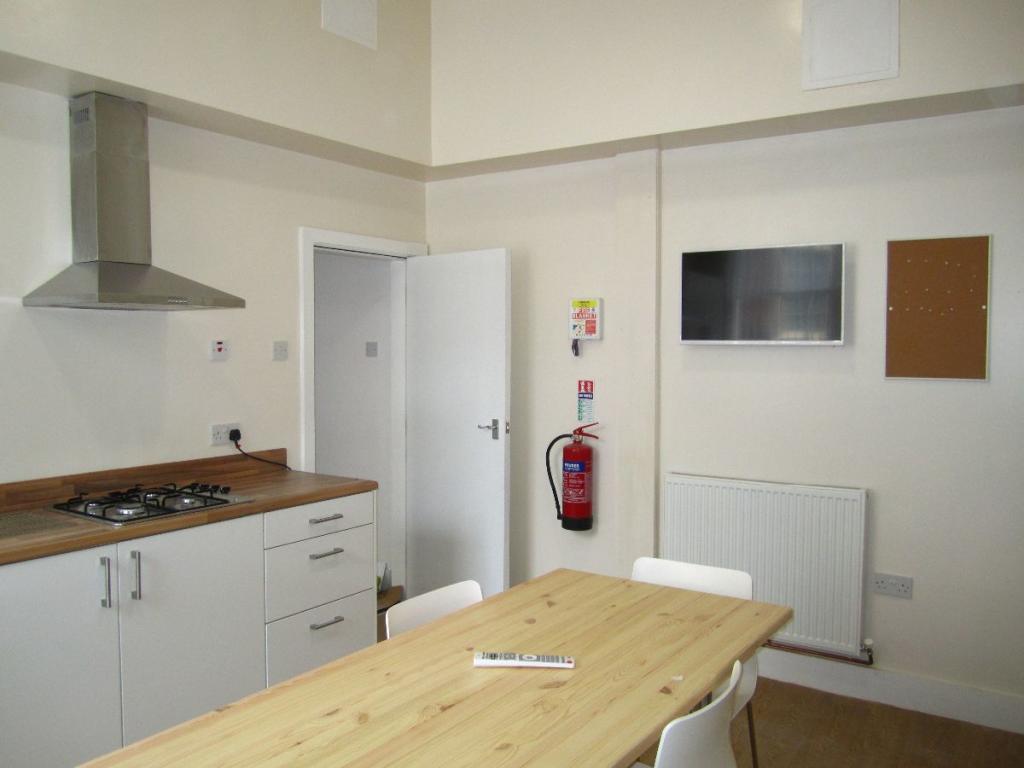 Communal Kitchen Din