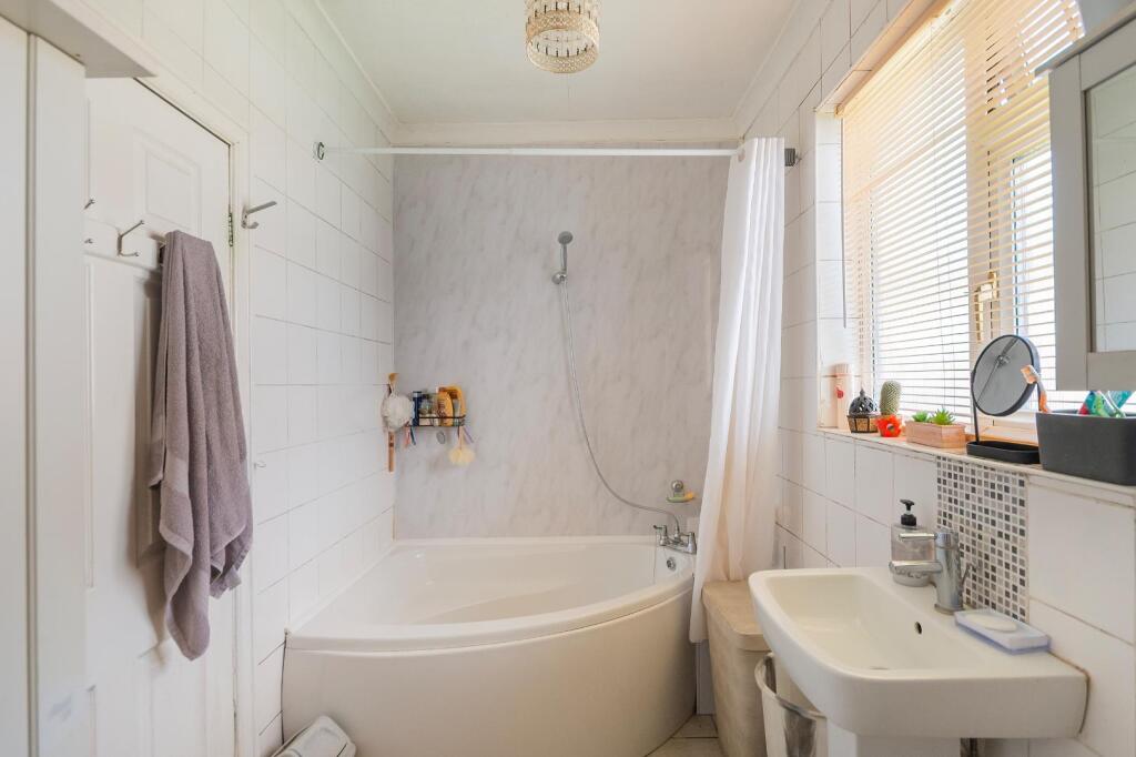 7S1R6EE - Bathroom E.jpg