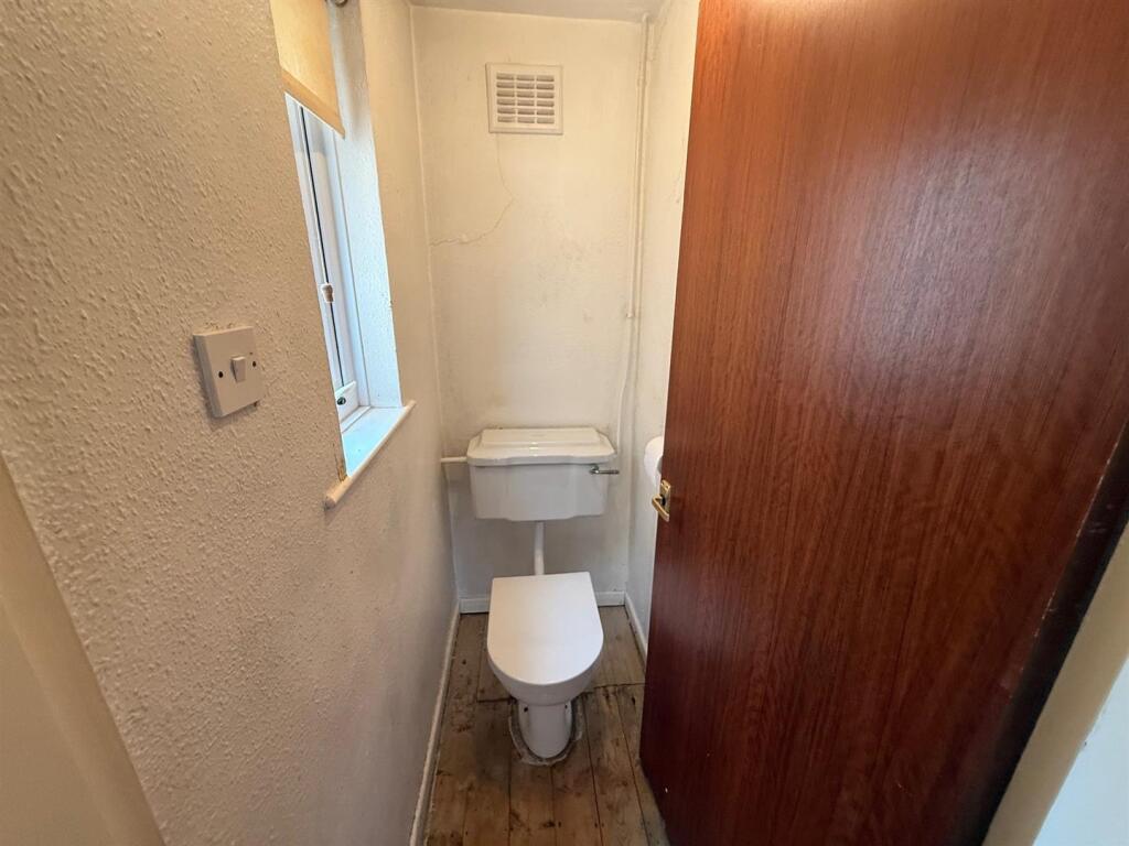 downstairs wc.jpg