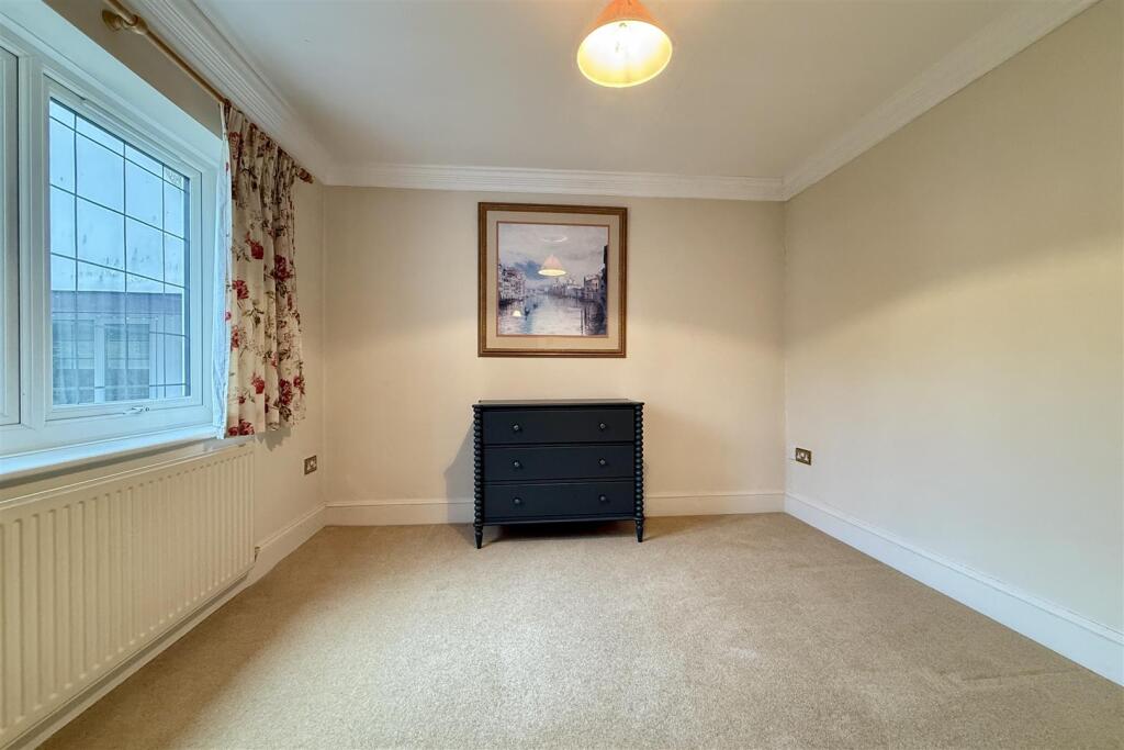 9 The Courtyard Southam Road, Nr Prestbury, Cheltenham GL52 3NQ