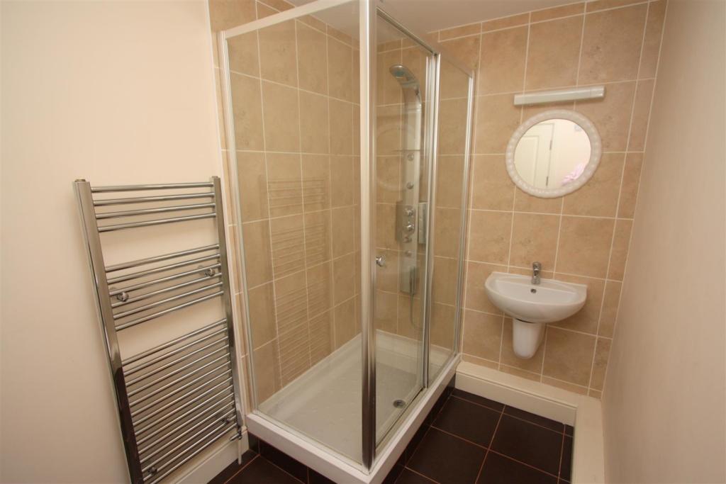 12 Longshore Apartments En Suite Shower
