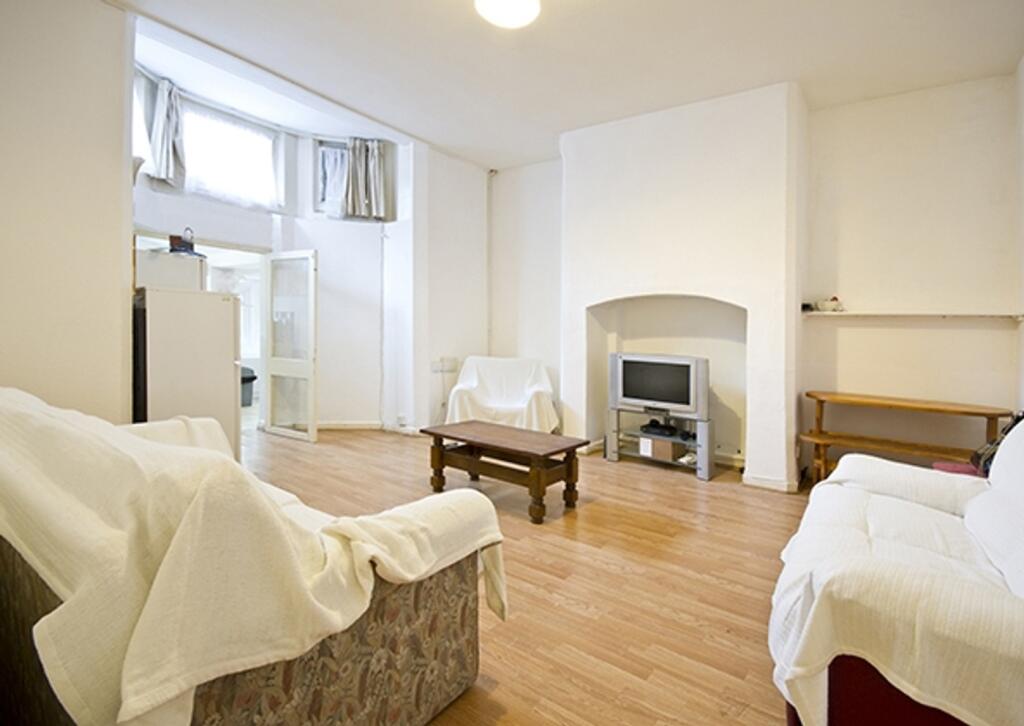 A spacious and inviting large modern living roo...