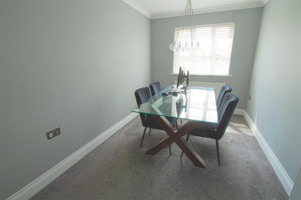 FAMILY DINING ROOM.jpg