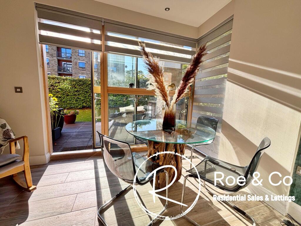 Living room/kitchen/dining room