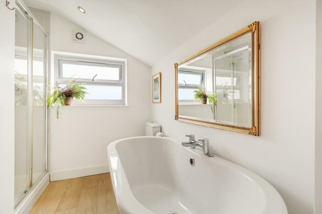 Bathroom c.jpg
