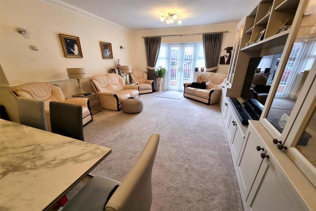 RECEPTION ROOM: PIC. 3