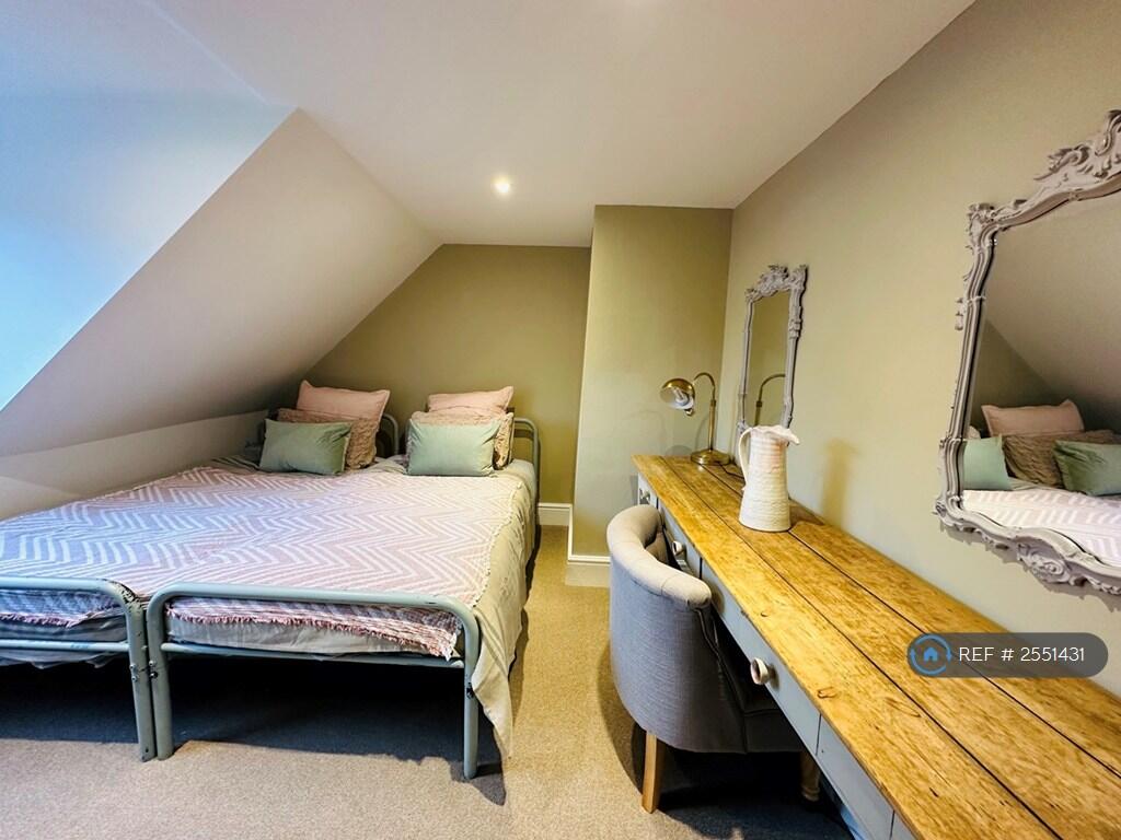 London Cottage Bed 4