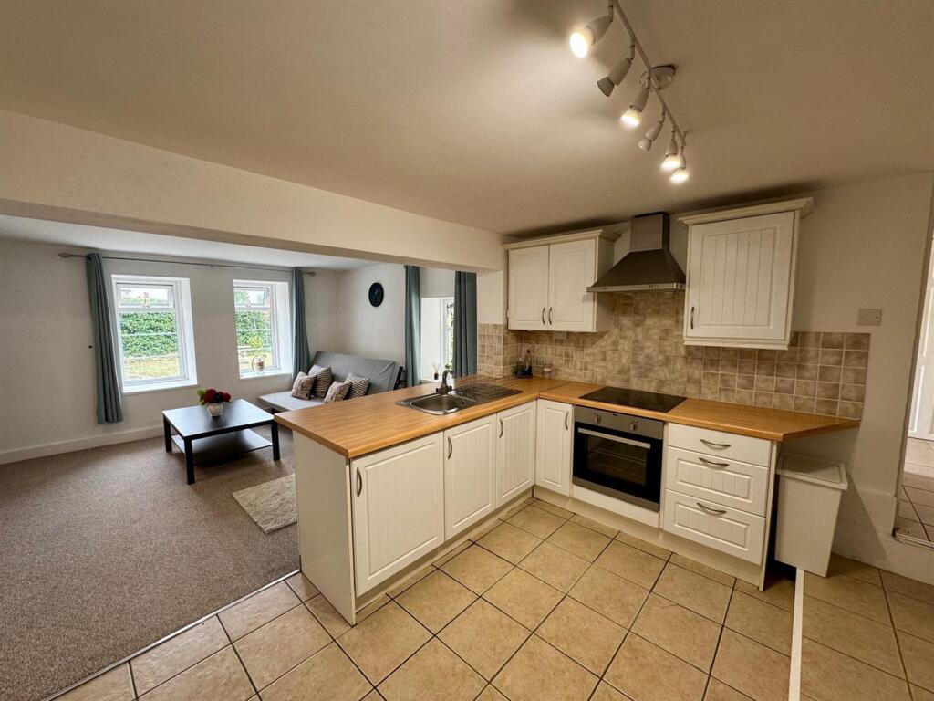 34 Kitchen 2.jpg