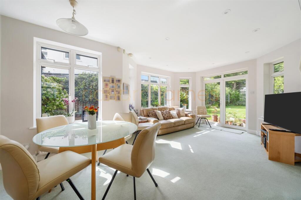 2 Oakleigh Gardens HA8 8EA-20.jpg