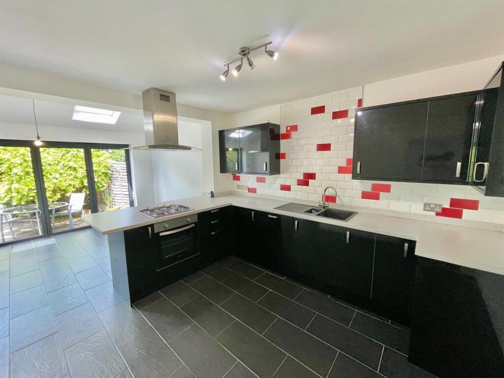 38 Clive Close Kitchen.jpg