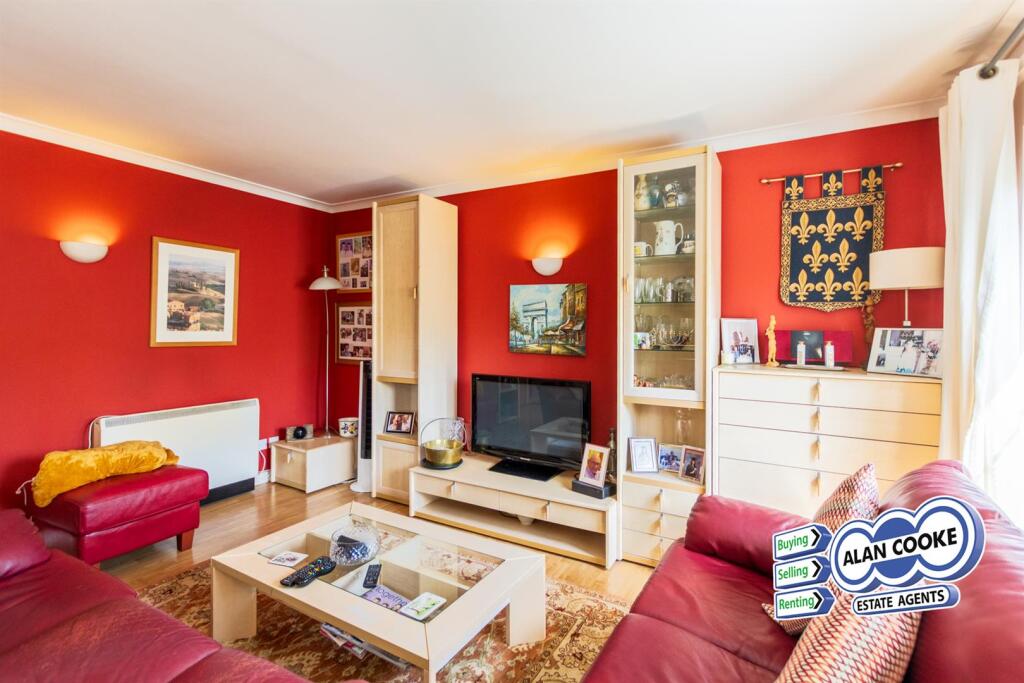 OPEN PLAN LOUNGE &amp; KITCHEN