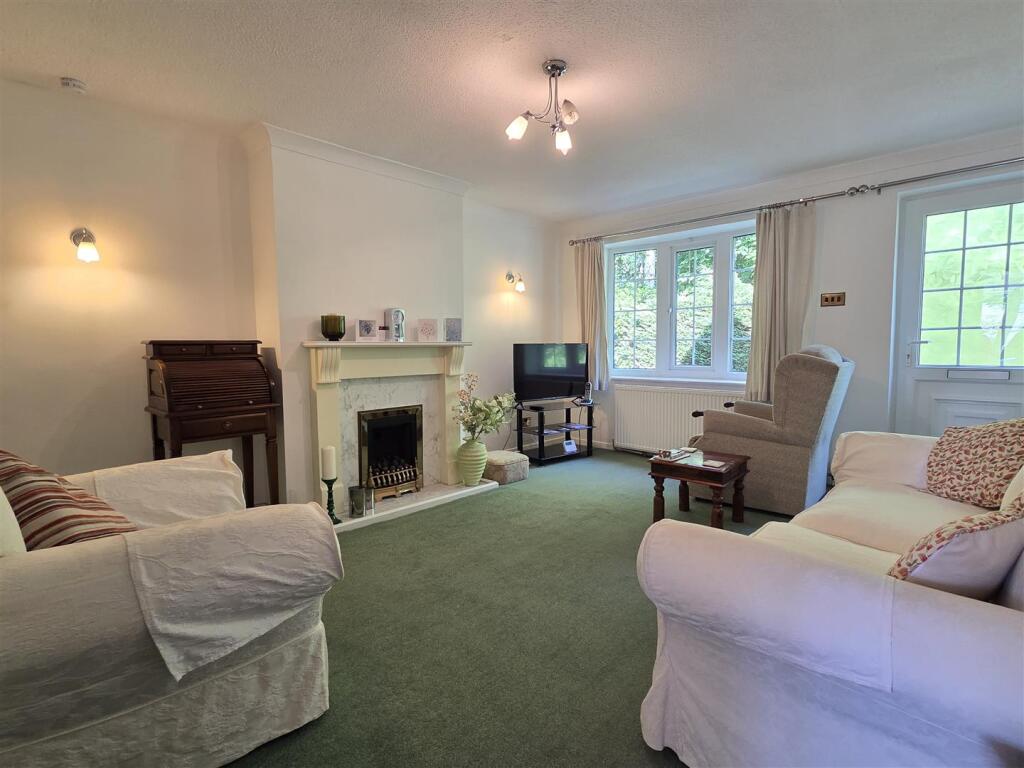 LOUNGE WITH DINING AREA