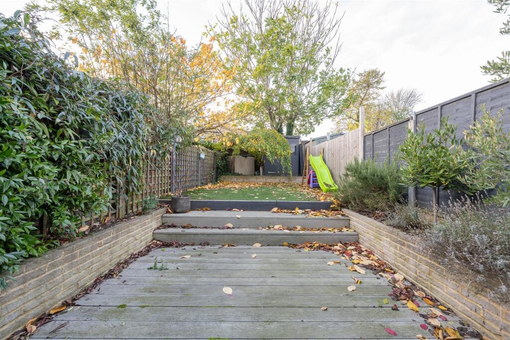 Cowslip Road, E18