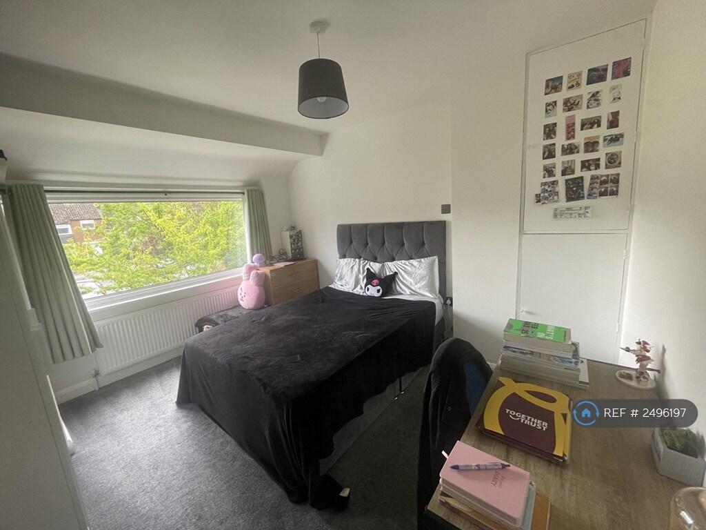 Double Bedroom (Front Of House)