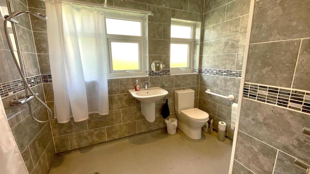 NEWLY FITTED MODERN SHOWER ROOM