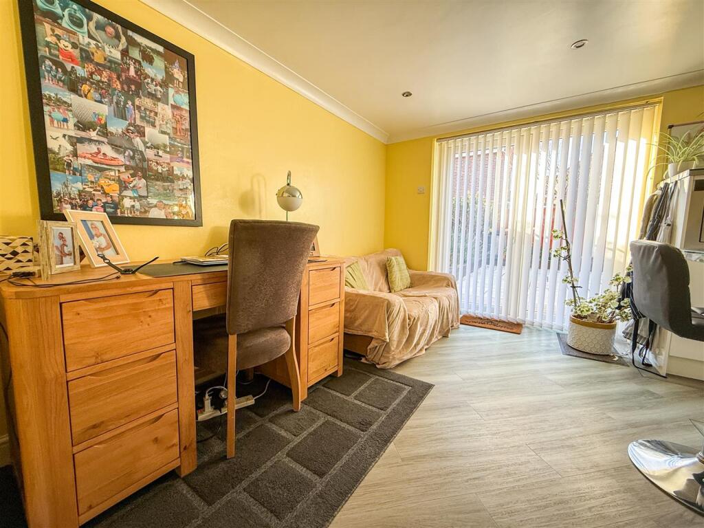 ALTERNATE VIEW OF KITCHEN/DINER