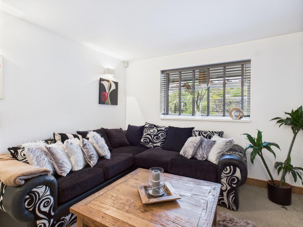 CAM03729G0-PR0082-STILL006