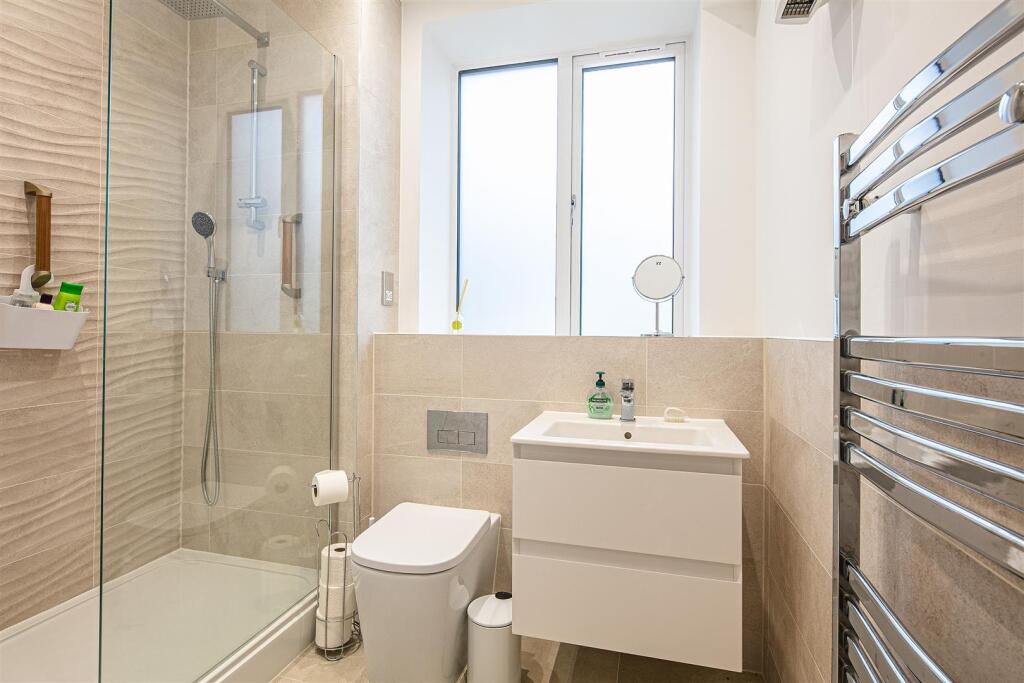 Ensuite to principal bedroom