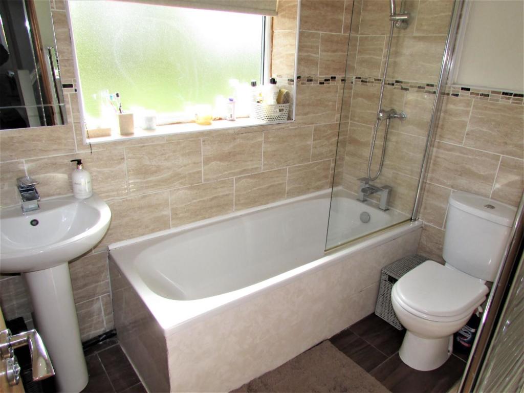 NorfolkCres41bath.JPG