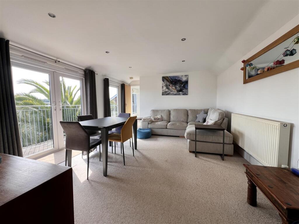 Sitting/Dining Room: