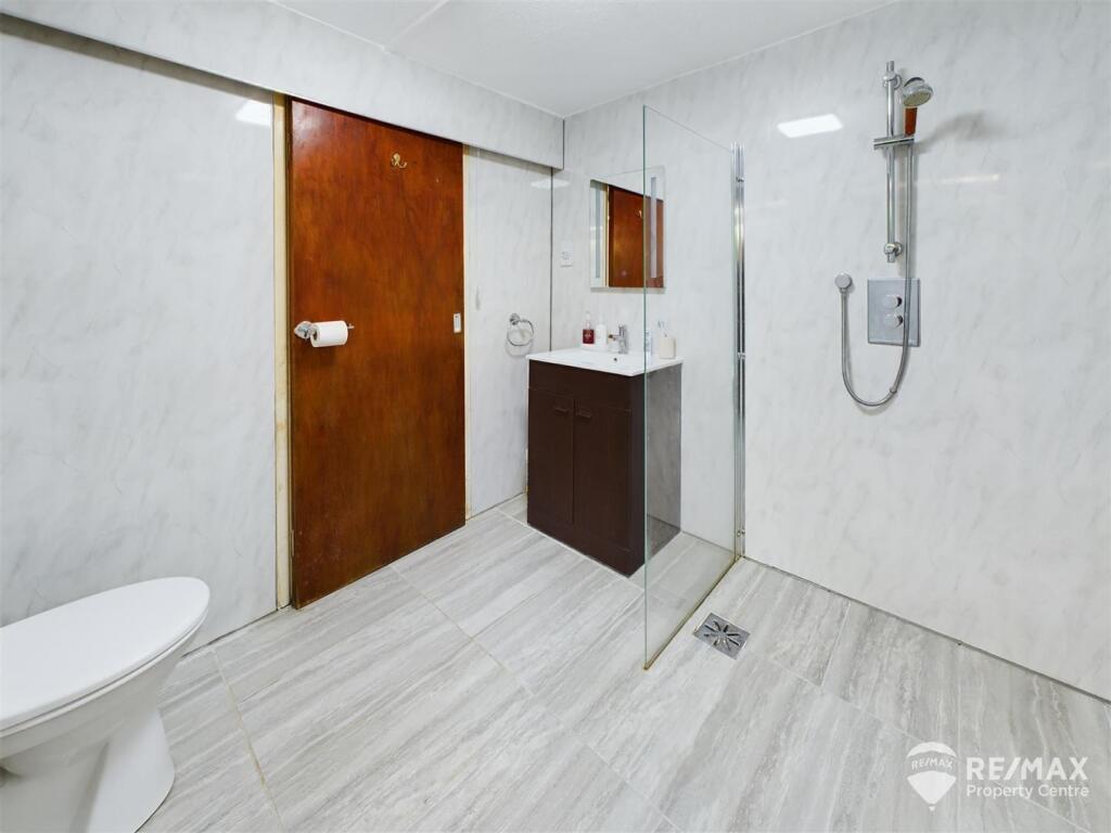 en-suite shower room (2).jpg