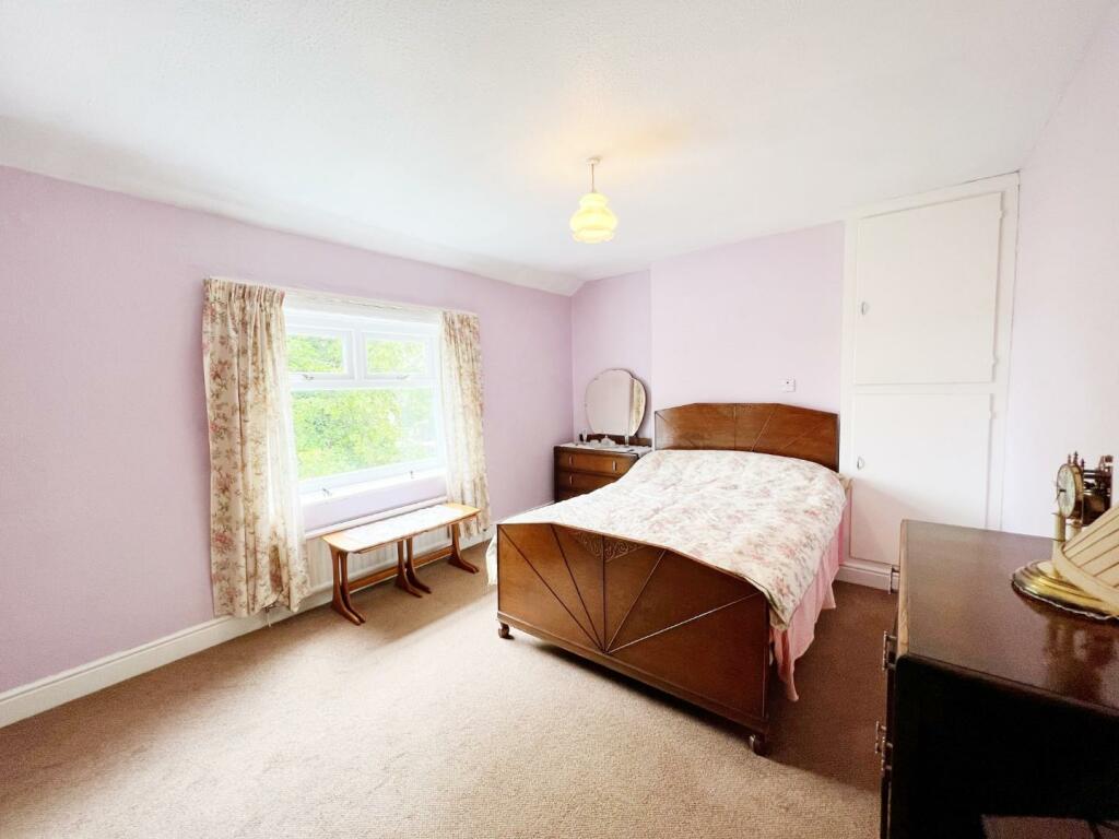 Bedroom 1 pic 1.jpg
