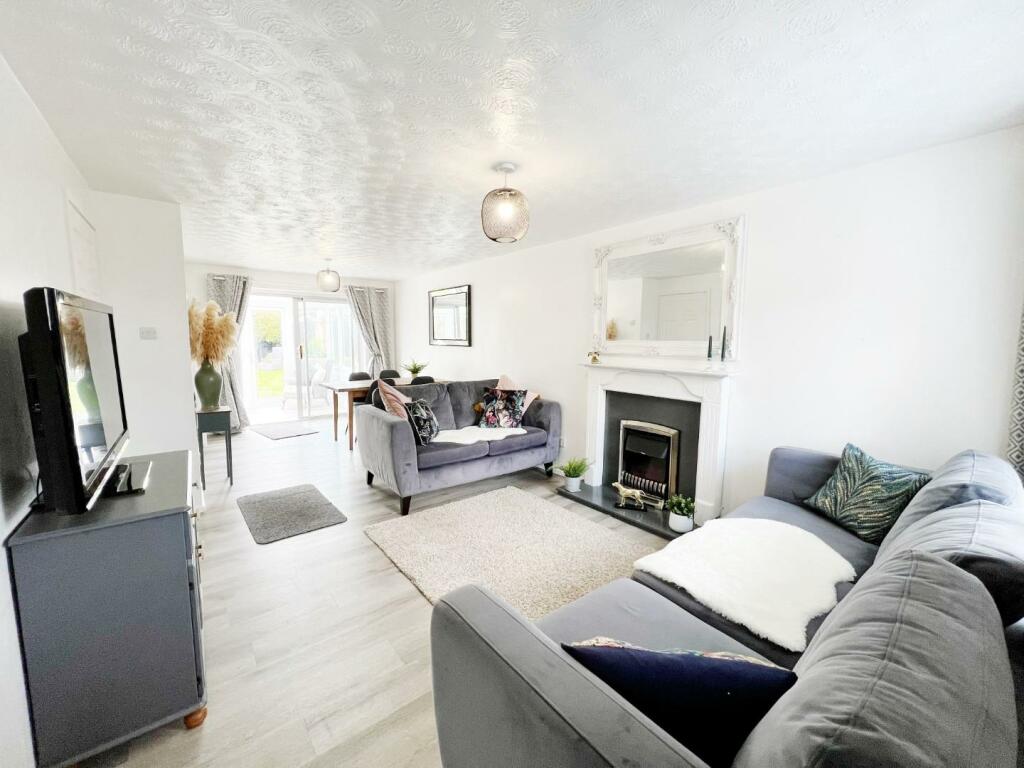 Lounge pic 1.jpg