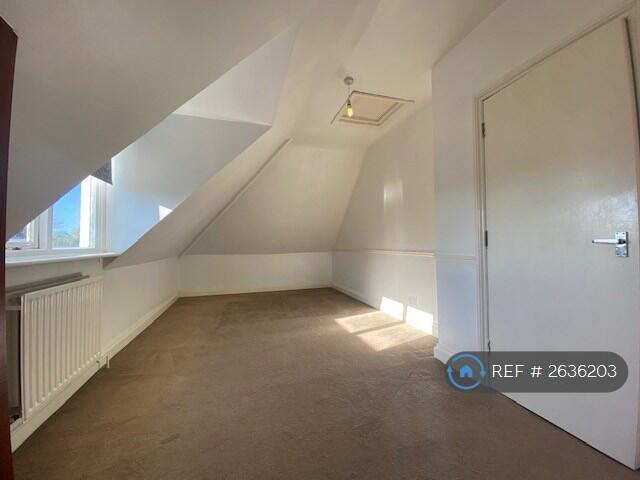 Master Bed: 20'3 x 10'2(6.17m x 3.11m) 