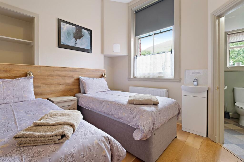 BEDROOM 5