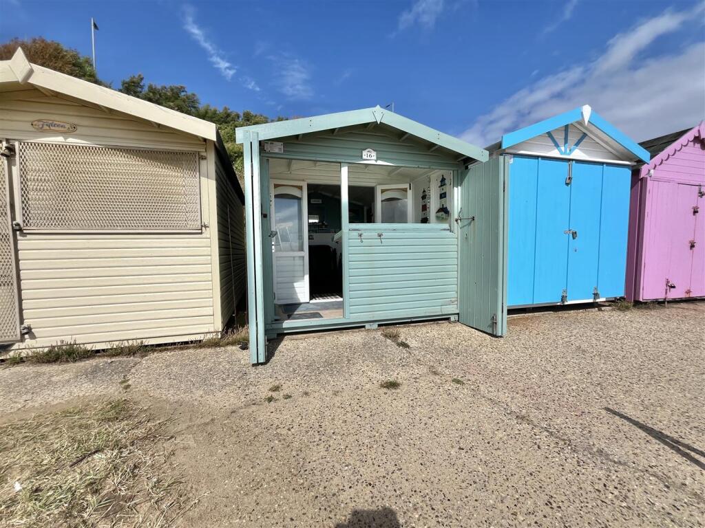 BEACH HUT