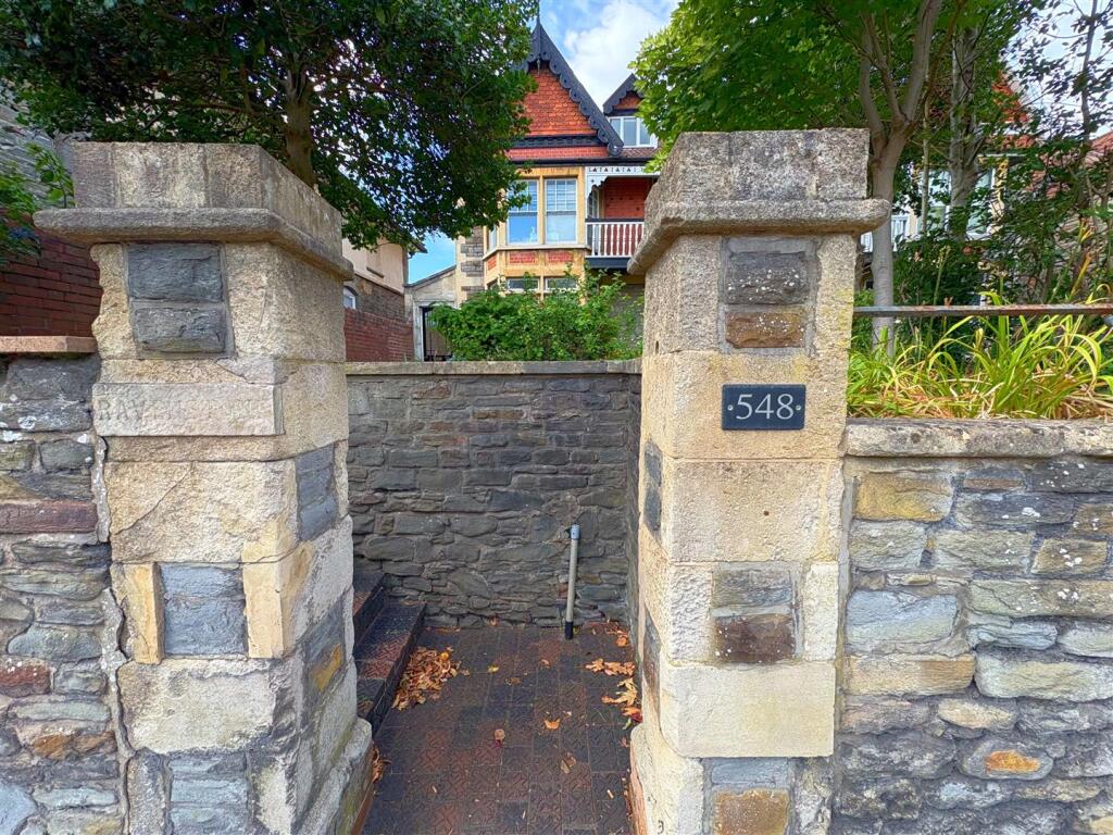 Entrance to property.jpg