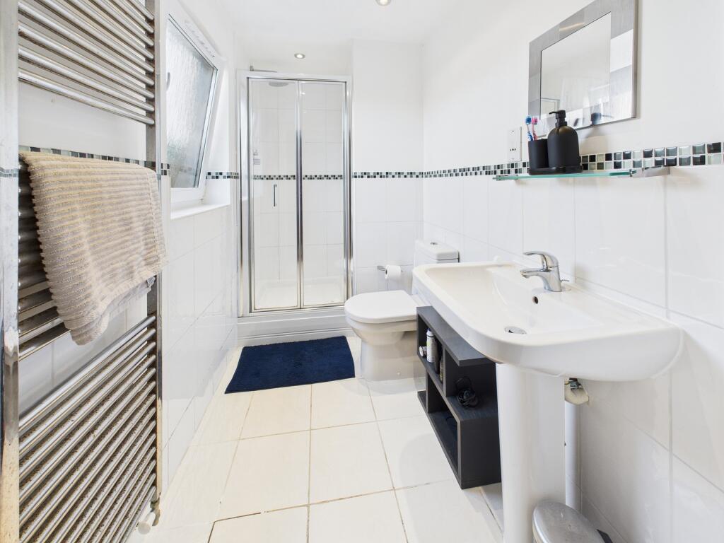 En Suite to Bedroom 1