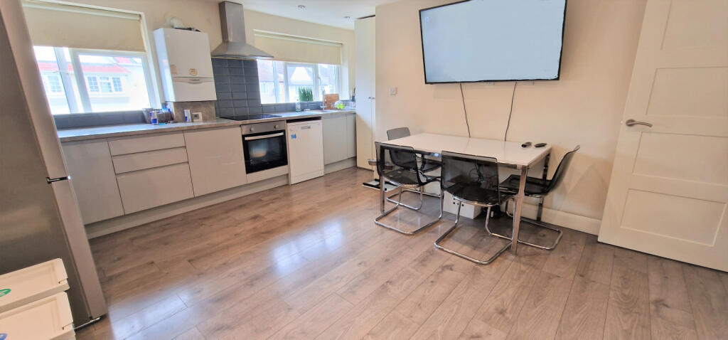 KITCHEN - LOUNGE
