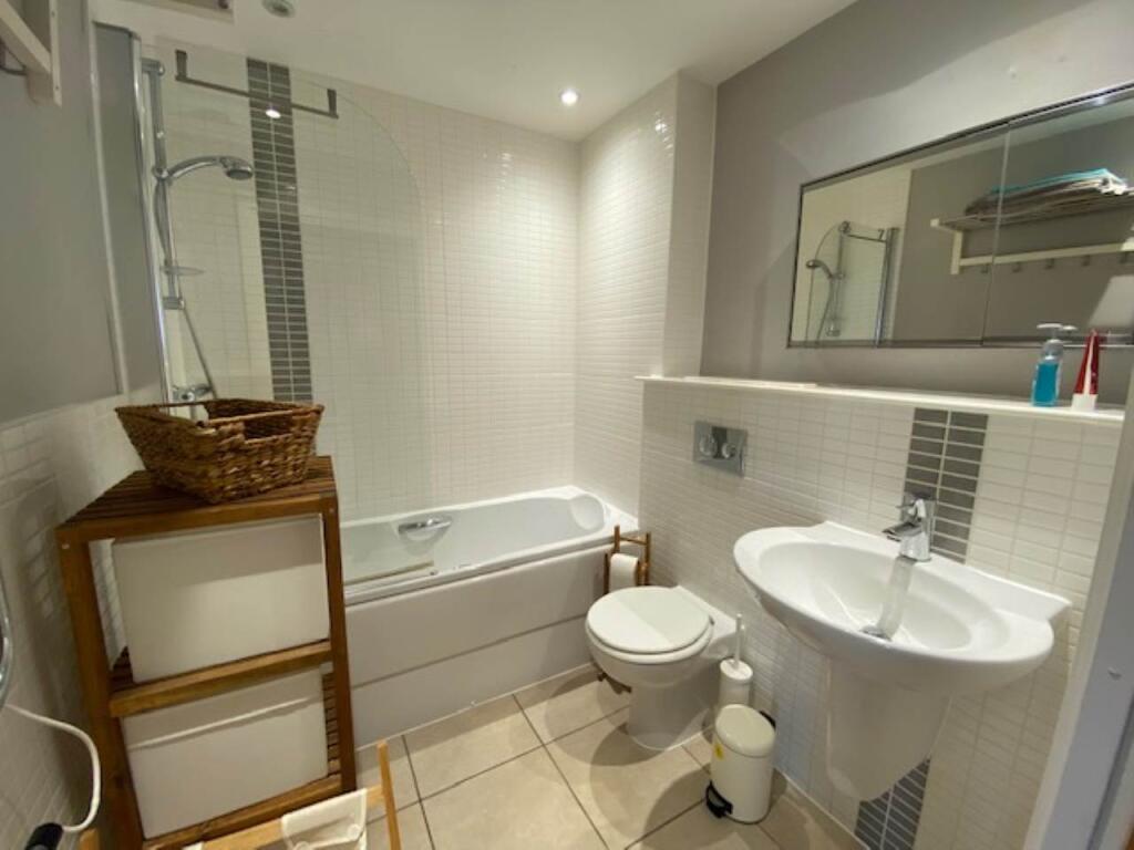 210 Lyon Bathroom
